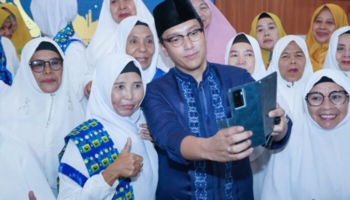 Wali Kota Medan Salat Tarawih Bersama Warga Medan Sunggal