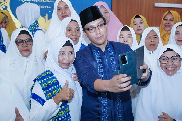 Wali Kota Medan, Rico Tri Putra Bayu Waas, berswafoto dengan para jamaah ibu-ibu pengajian usai melaksanakan Salat Tarawih berjamaah di Pendopo Rumah Dinas Wali Kota, Selasa (4/3/2025) malam. Kegiatan ini merupakan bagian dari silaturahmi Ramadhan untuk mempererat kebersamaan dalam membangun Kota Medan. (Istimewa)