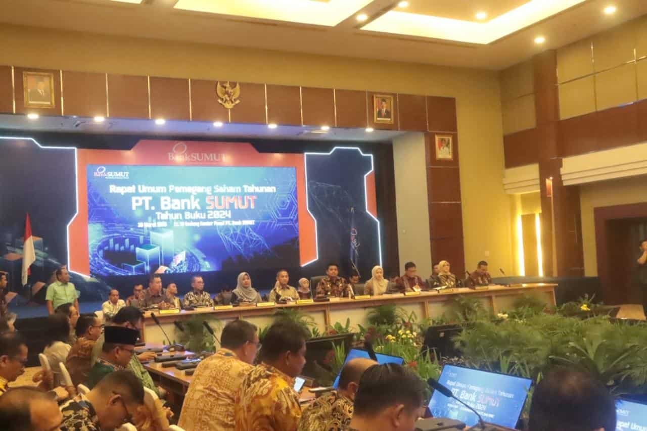 Bupati Serdang Bedagai (Sergai), H. Darma Wijaya, menghadiri Rapat Umum Pemegang Saham Luar Biasa (RUPS LB) PT. Bank Sumut di Kantor Pusat Bank Sumut, Medan, Kamis (20/3/2025). Dalam rapat yang dipimpin Gubernur Sumatera Utara ini, Darma Wijaya menekankan pentingnya inovasi dan sinergi antara Bank Sumut dengan pemerintah daerah guna memperkuat pertumbuhan ekonomi di Sumatera Utara. (Foto: ist/seputaranindonesia.com)