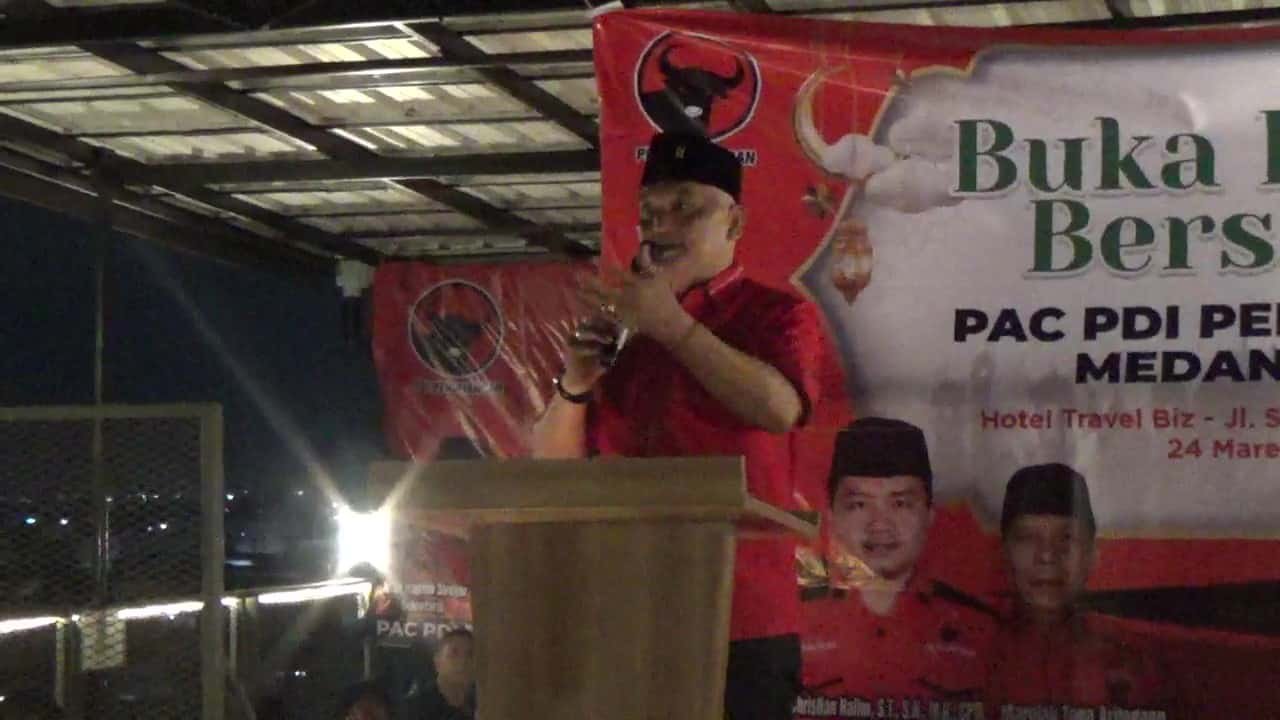 Sekretaris PDI Perjuangan Kota Medan, Robi Barus, menyampaikan sambutan dalam acara buka puasa bersama di Medan, Senin (24/3/2025). (Foto: Aris/seputaranindonesia.com).