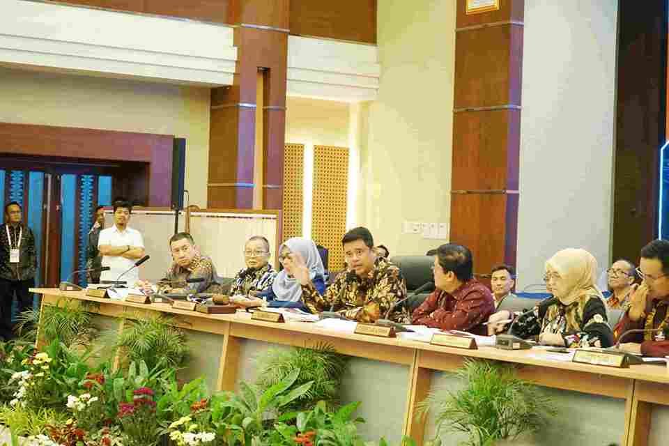 Gubernur Sumatera Utara, Muhammad Bobby Afif Nasution, memimpin Rapat Umum Pemegang Saham (RUPS) Tahunan Tahun Buku 2024 PT Bank Sumut di Medan, Rabu (20/3/2025). RUPS menyetujui pembagian dividen sebesar 85% dari laba bersih serta berbagai keputusan strategis lainnya. (Foto: Ist./seputaranindonesia.com).