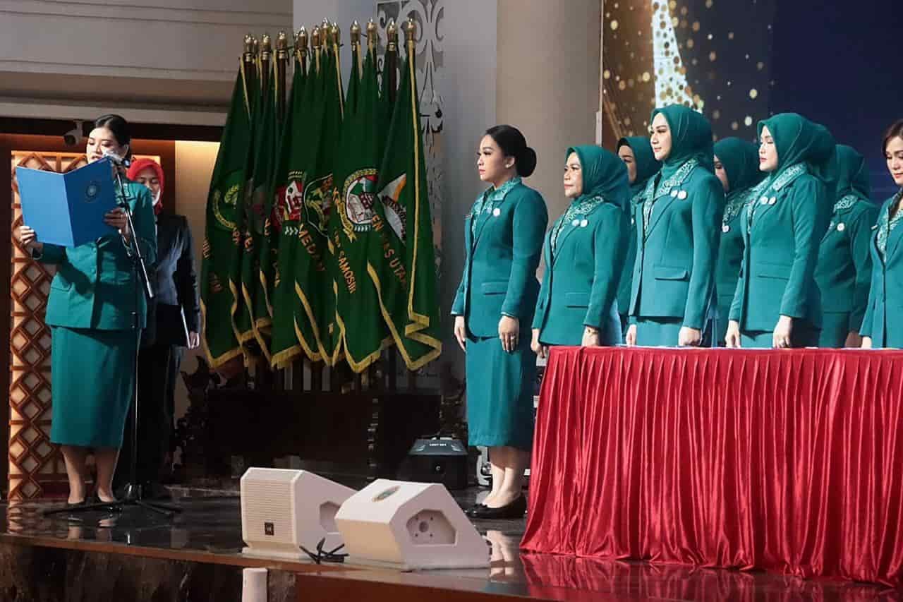 Saat Ketua Tim Penggerak Pemberdayaan dan Kesejahteraan Keluarga (TP-PKK) Kabupaten Serdang Bedagai (Sergai), Ny. Hj. Rosmaida Saragih Darma Wijaya, resmi dilantik oleh Ketua TP-PKK Sumatera Utara, Ny. Kahiyang Ayu Bobby Nasution. Pelantikan ini berlangsung di Aula Raja Inal Siregar, Kantor Gubernur Sumatera Utara (Sumut), Medan, pada Kamis (13/3/2025), (Foto: ist/seputaranindonesia.com).