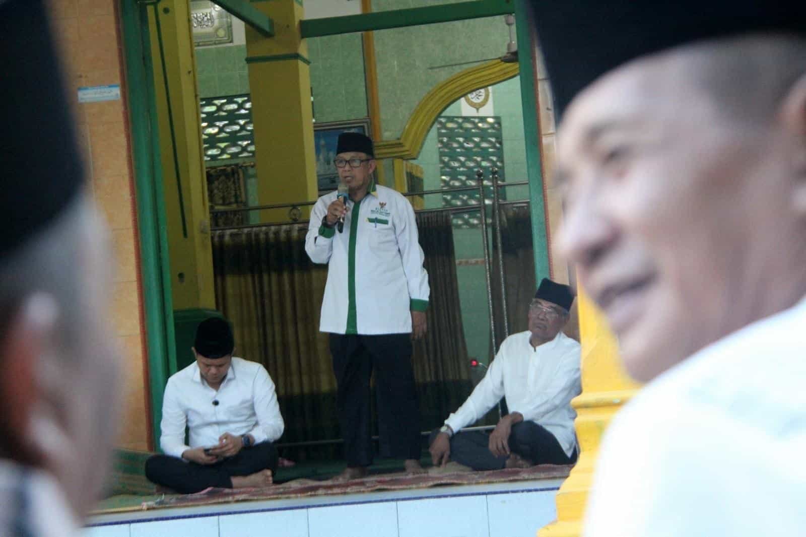 Wakil Bupati Serdang Bedagai (Wabup Sergai) H. Adlin Tambunan memberikan sambutan dalam rangkaian Safari Ramadan 1446 H di Masjid Sulaimaniyah, Desa Pantai Cermin Kanan, Kecamatan Pantai Cermin, Rabu (13/3/2025). Dalam sambutannya, Wabup menegaskan pentingnya Safari Ramadan sebagai ajang mempererat silaturahmi dan memperkuat nilai-nilai keislaman di tengah masyarakat. Ia juga mengajak warga untuk meningkatkan kualitas ibadah selama bulan suci demi meraih rida Allah SWT. (Foto: ist/seputaranindonesia.com).