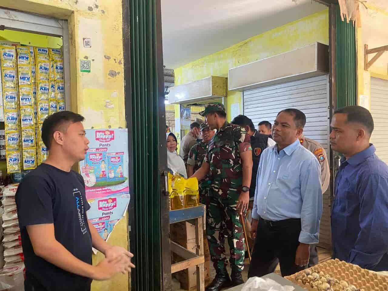 Bupati Serdang Bedagai (Sergai) H. Darma Wijaya turun langsung ke lapangan untuk memimpin inspeksi mendadak (sidak) di pasar Sergai, Sabtu (15/03/2025). (Foto: ist/seputaranindonesia.com).