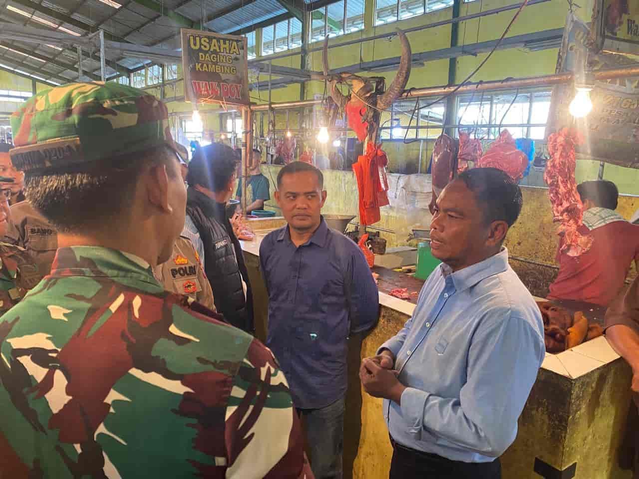 Bupati Serdang Bedagai (Sergai) H. Darma Wijaya turun langsung ke lapangan untuk memimpin inspeksi mendadak (sidak) di pasar Sergai, Sabtu (15/03/2025). (Foto: ist/kedannews.com).