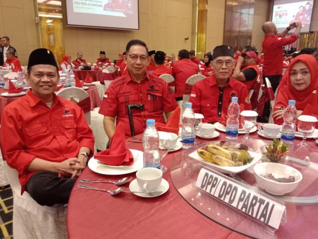 Ketua DPRD Medan, Drs. Wong Chun Sen, duduk bersama para kader PDI Perjuangan dalam acara buka puasa bersama yang digelar DPD PDIP Sumut di Grand Mercure Hotel, Medan, Sabtu (15/03/2025). Acara ini menjadi ajang silaturahmi dan penguatan sinergi antar kader hingga ke akar rumput. (Foto: ist/kedannews.com).