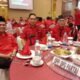 Ketua DPRD Medan, Drs. Wong Chun Sen, duduk bersama para kader PDI Perjuangan dalam acara buka puasa bersama yang digelar DPD PDIP Sumut di Grand Mercure Hotel, Medan, Sabtu (15/03/2025). Acara ini menjadi ajang silaturahmi dan penguatan sinergi antar kader hingga ke akar rumput. (Foto: ist/seputaranindonesia.com).