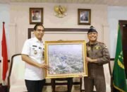 Rico Waas Terkesima Terima Hadiah Foto Udara Kota Medan dari Prajurit Penerbang Elit TNI AU
