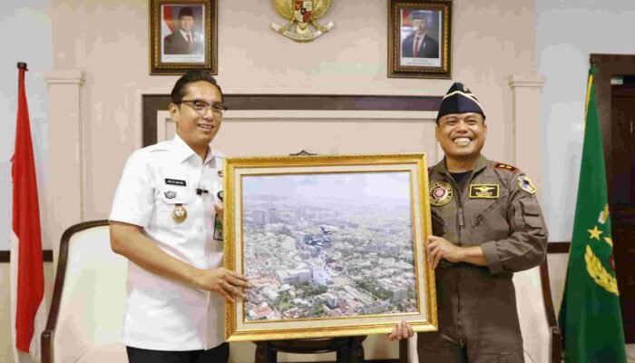 Rico Waas Terkesima Terima Hadiah Foto Udara Kota Medan dari Prajurit Penerbang Elit TNI AU