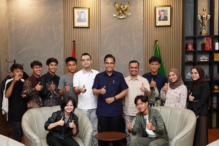 Wali Kota Medan Rico Tri Putra Bayu Waas, mengajak seluruh warga untuk mendukung dan mendoakan dua anak Medan, yang berhasil masuk 5 Top Indonesian Idol 2025 tahun 2025 yakni Fajar Noor dan Mesa Hira. (Istimewa)