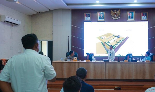 Asisten Pemerintahan dan Kesejahteraan Rakyat Setdako Medan, M. Sofyan, memaparkan rancangan pelaksanaan MTQ ke-58 Kota Medan Tahun 2025 dalam rapat koordinasi bersama perangkat daerah di Ruang Rapat III Kantor Wali Kota Medan, Rabu (9/4/2025).