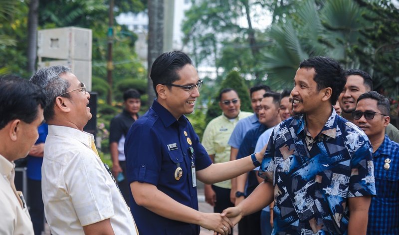 Wali Kota Medan Rico Waas bersalaman dengan pegawai Pemko Medan usai memimpin apel perdana pasca libur Idulfitri di halaman kantor Wali Kota Medan, Selasa 8 April 2025. Dalam apel tersebut, Rico Waas menegaskan pentingnya semangat melayani masyarakat dan mengingatkan jajaran untuk menjauhi praktik pungli.(Istimewa)
