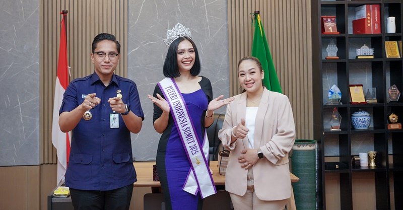 Wali Kota Medan Rico Tri Putra Bayu Waas (kiri) bersama Ketua TP PKK Kota Medan Airin Rico Waas (kanan) menerima finalis Puteri Indonesia 2025 asal Sumut, Puteri Agitha Sembiring Milala (tengah), di Rumah Dinas Wali Kota Medan, Selasa (8/4/2025) malam. (Istimewa)