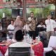 Wali Kota Medan Rico Tri Putra Bayu Waas (tengah) membawakan lagu dalam suasana hangat Open House Hari Raya Idulfitri 1446 H di kediaman Wakil Wali Kota, Selasa (1/4/2025). Acara ini turut dihadiri jajaran Forkopimda, tokoh masyarakat, dan warga sekitar. {Istimewa}