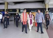 Hangat! Rico Waas & Ketua TP PKK Medan Dapat Sambutan Spesial di Bandara Minangkabau