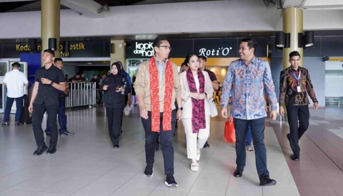 Hangat! Rico Waas & Ketua TP PKK Medan Dapat Sambutan Spesial di Bandara Minangkabau