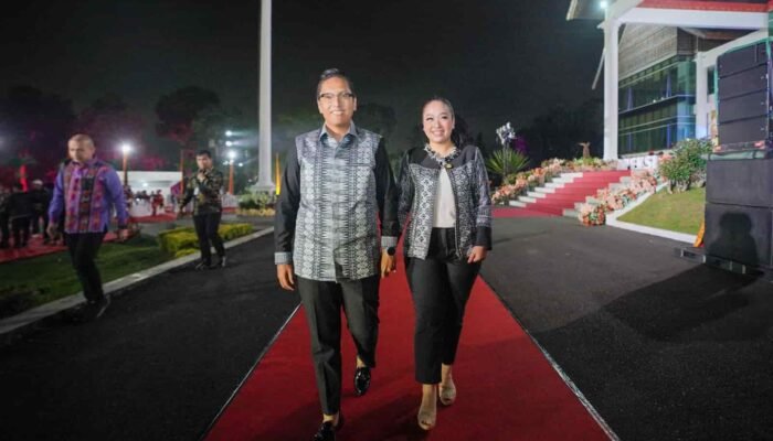 Rico Waas Tampil Gagah Pakai Batik Medan di Gala Dinner APEKSI, Ada Momen Hangat di Bukittinggi!