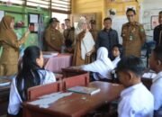 Lantai Keropos dan Atap Rapuh, Rico Waas Naik Perahu Tinjau SD Tertua di Belawan