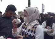 Tangis Mahasiswi Kado HUT Bhayangkara