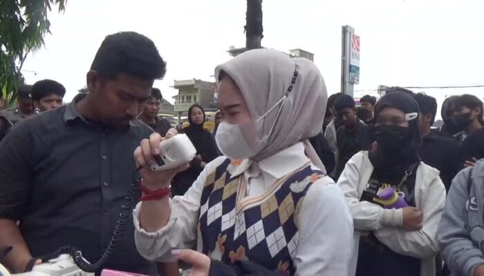 Tangis Mahasiswi Kado HUT Bhayangkara