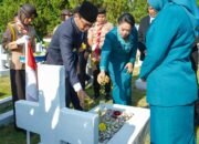 Ziarah Menyentuh Wali Kota Rico Waas di TMP Bukit Barisan, Saat Nama Keluarga Tertulis di Makam