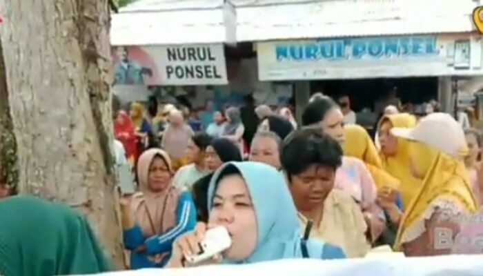 Dugaan Korupsi Dana Desa Rp 1,7 Miliar, Warga Rugemuk Kepung Kantor Desa
