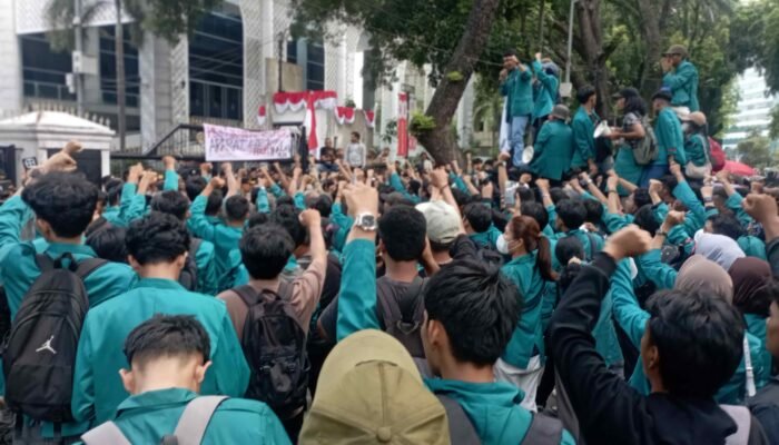 Ribuan Mahasiswa Unimed Suarakan 18 Tuntutan di DPRD Sumut, Singgung Prabowo hingga Reformasi DPR