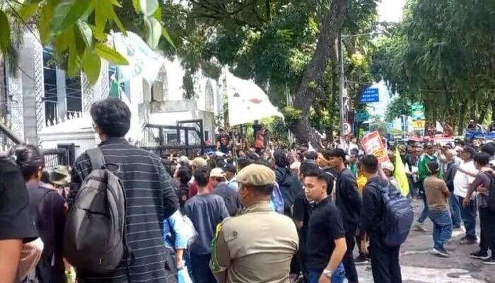Unjuk Rasa Mahasiswa dan Warga di DPRD Sumut Ricuh, Massa Desak Dialog Soal Sengketa Lahan