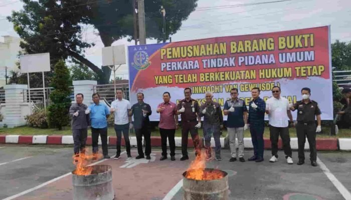 Kejari Binjai Musnahkan Barang Bukti 67 Perkara, Termasuk Narkotika dan Senjata Tajam