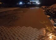 Pengendara Keluhkan Jalan Rusak dan Tumpukan Material di Kawasan Industri Medan Mabar