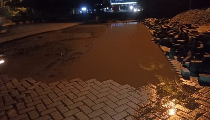 Pengendara Keluhkan Jalan Rusak dan Tumpukan Material di Kawasan Industri Medan Mabar
