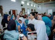 Peringati Hari Disabilitas Internasional, Kahiyang Ayu Serahkan Alat Bantu Dengar bagi Penyandang Disabilitas