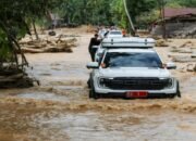 Gubernur Sumut Bobby Nasution Terobos Daerah Terisolasi di Tapanuli Tengah untuk Salurkan Bantuan Logistik