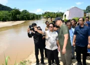 Bobby Nasution Tinjau Lokasi Banjir Bandang di Tapteng, Bronjong Rusak dan Permukiman Warga Jadi Fokus