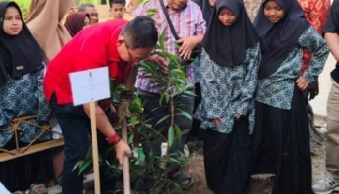 Ketua DPRD Medan Tanam Pohon Bersama Anak Yatim, Serukan Kepedulian Lingkungan di Momen HUT PDIP