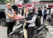 Jelang HUT RI ke-81, Bendera Merah Putih Dibagikan di Jalanan Medan