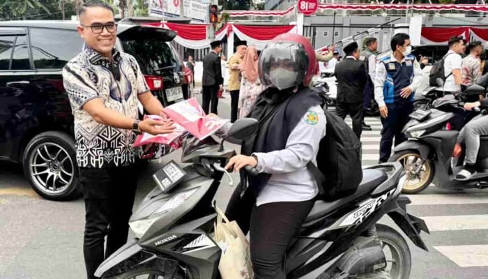 Jelang HUT RI ke-81, Bendera Merah Putih Dibagikan di Jalanan Medan