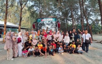 Fauzi DPRD Medan Ikut Refreshing Bersama Warga Jermal 7 di Pantai Sri Mersing