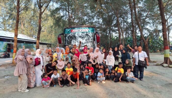 Fauzi DPRD Medan Ikut Refreshing Bersama Warga Jermal 7 di Pantai Sri Mersing