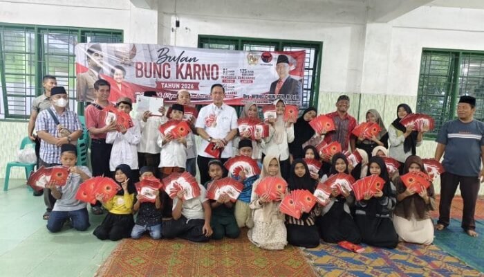 Berbagi di Bulan Bung Karno, Wong Chun Sen Salurkan Ratusan Buku Tulis kepada Anak Panti di Medan