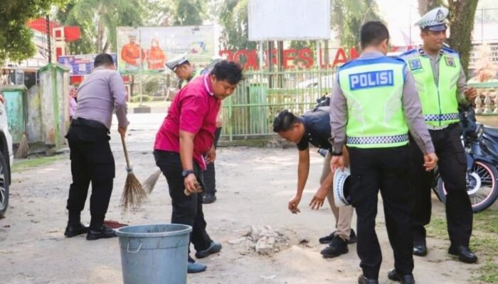 Polres Langkat Turun Langsung Bersihkan SLB Stabat, Tindak Lanjut Arahan Presiden RI